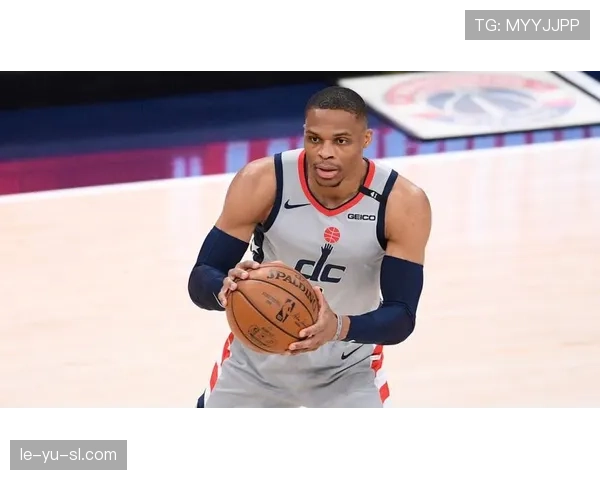 爱德华兹霸气暴扣震撼全场，精彩集锦引爆球迷热议