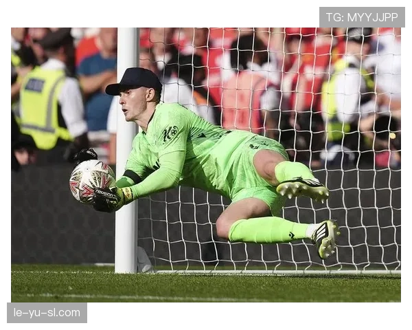 弗赖堡门将点球大战神勇扑救，助球队强势晋级