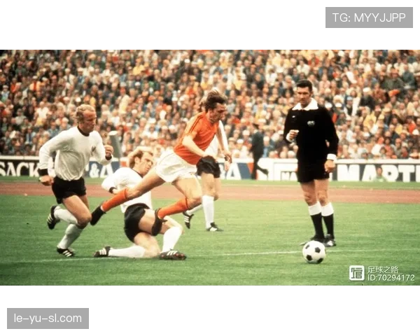 克鲁伊夫足球智慧解析：理念传承与现代战术影响