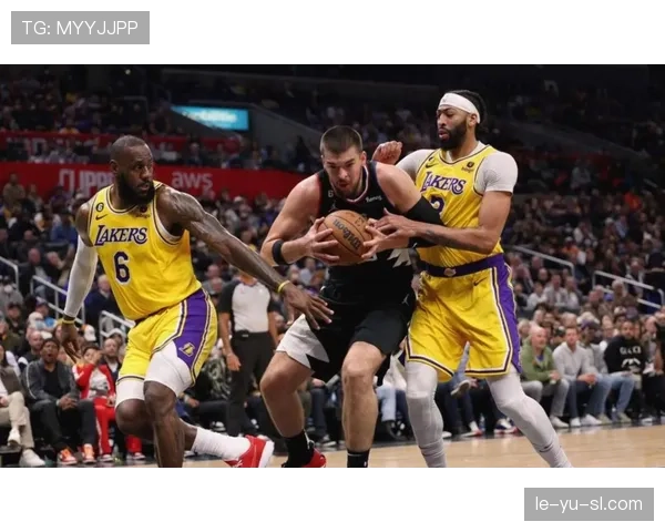 卡里姆挡拆中路创造得分机会显著提升湖人内线威胁