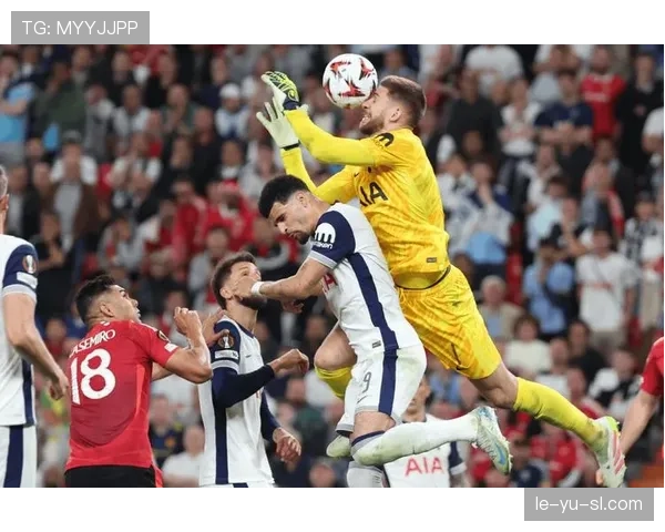 热刺防线压上幅度加大，防守空当频遭对手利用